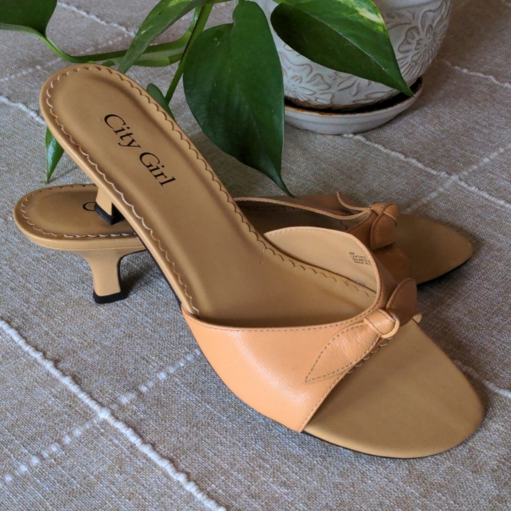 Nude slipper kitten heels with knot